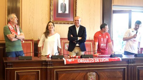 Recibimiento a la Cultural y Deportiva Leonesa en el Ayuntamiento de León | Campillo / ICAL