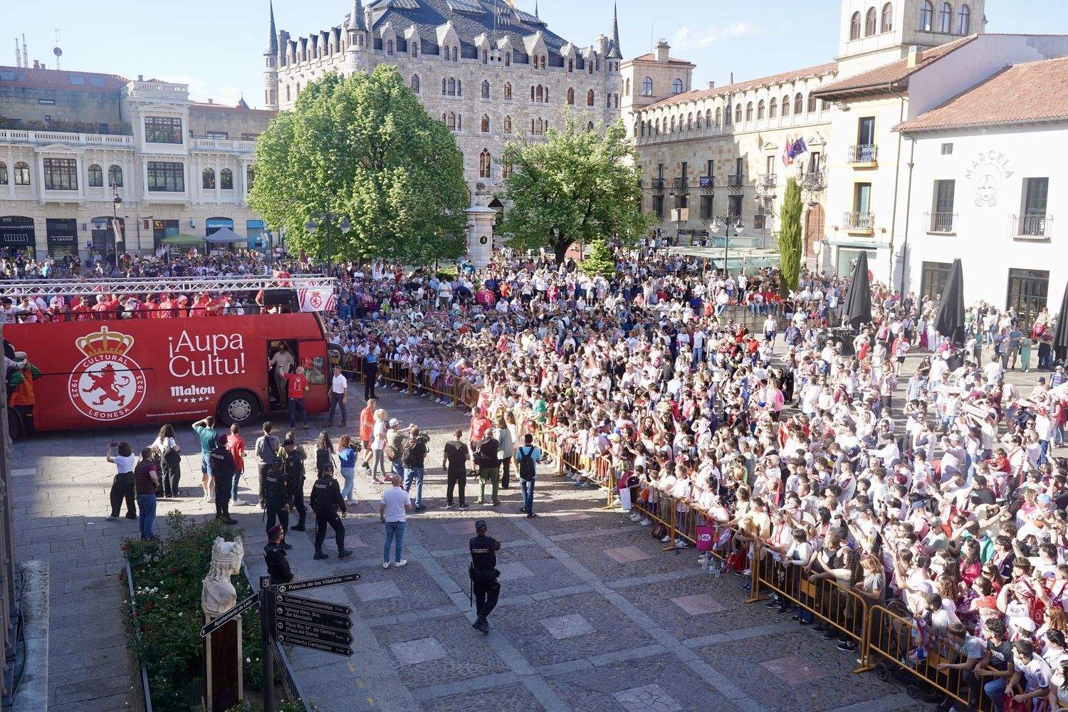 Recibimiento a la Cultural y Deportiva Leonesa en el Ayuntamiento de León | Campillo / ICAL