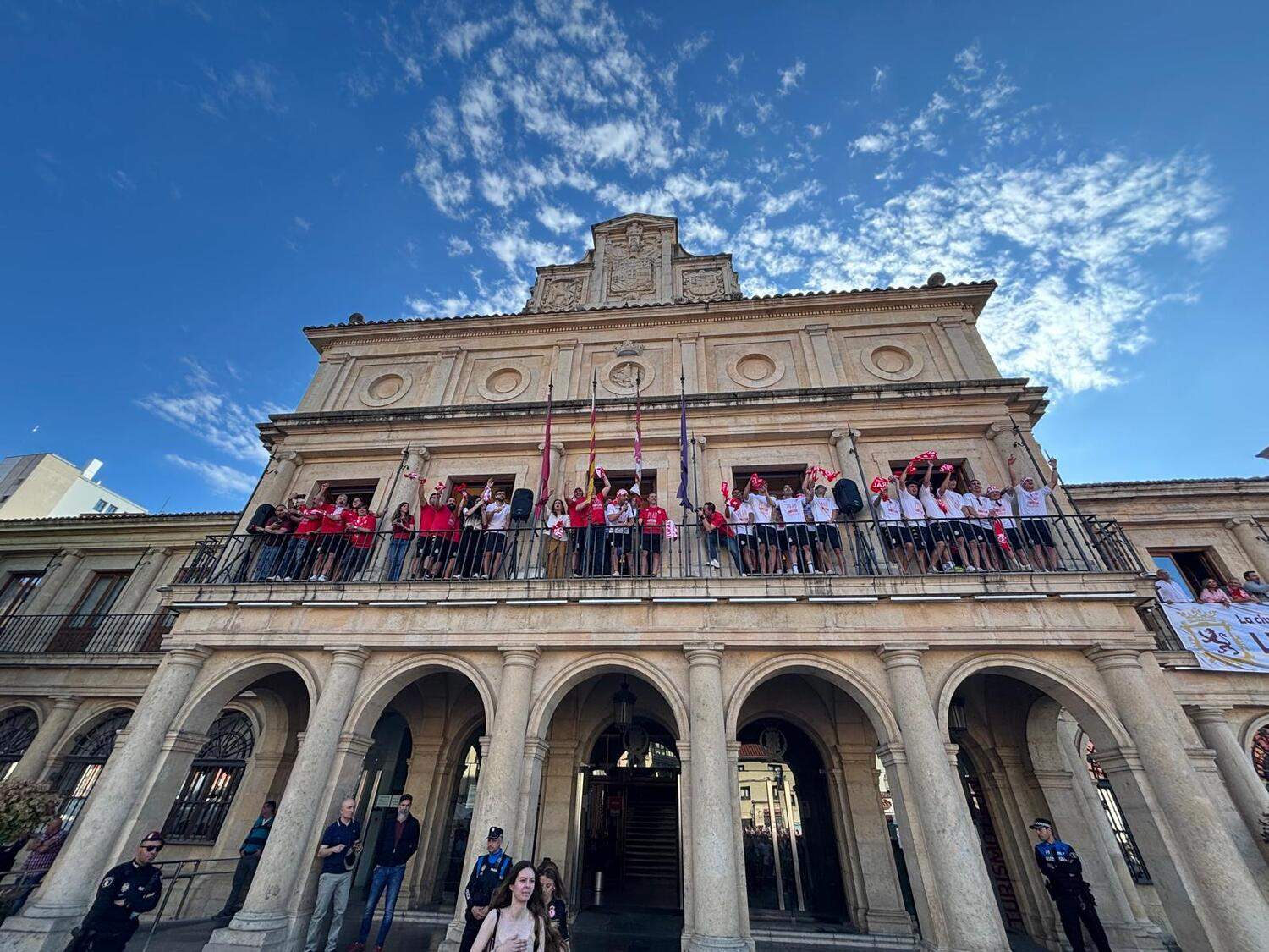 Recibimiento a la Cultural y Deportiva Leonesa en el Ayuntamiento de León | José Martín