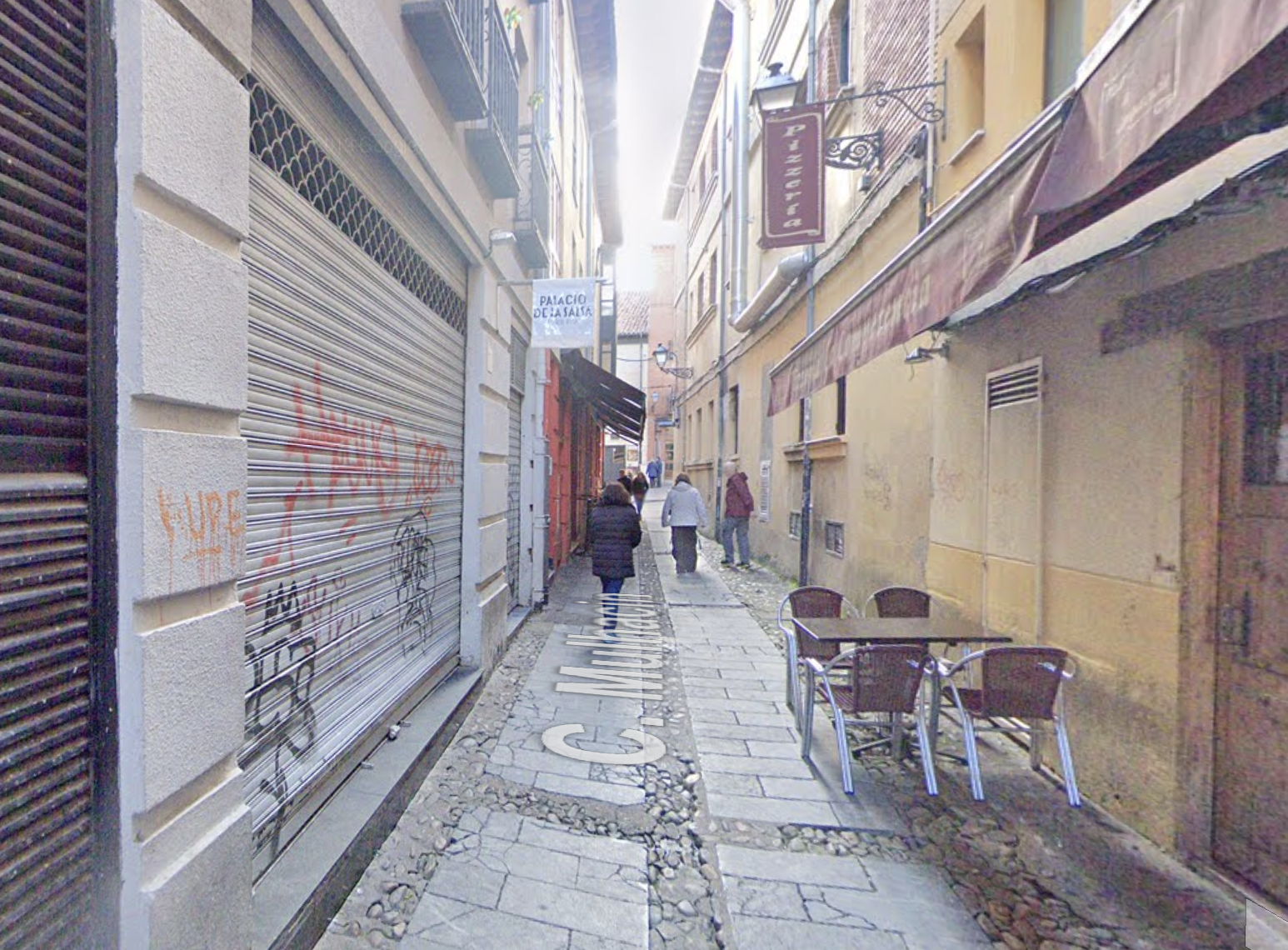 Puerta del Palacio de la Salsa en la calle Mulhacín de León, donde tuvieron lugar los apuñalamientos