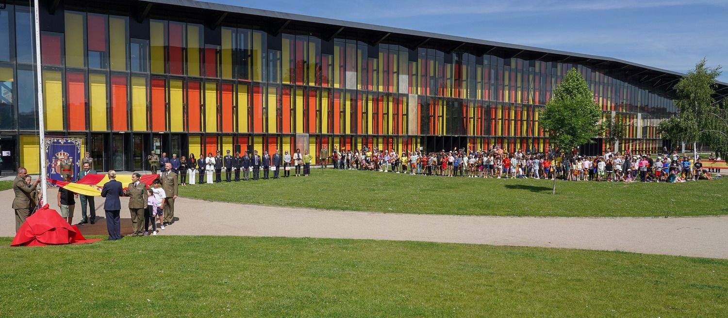 Celebración del Día de las Fuerzas Armadas en León | Campillo / ICAL