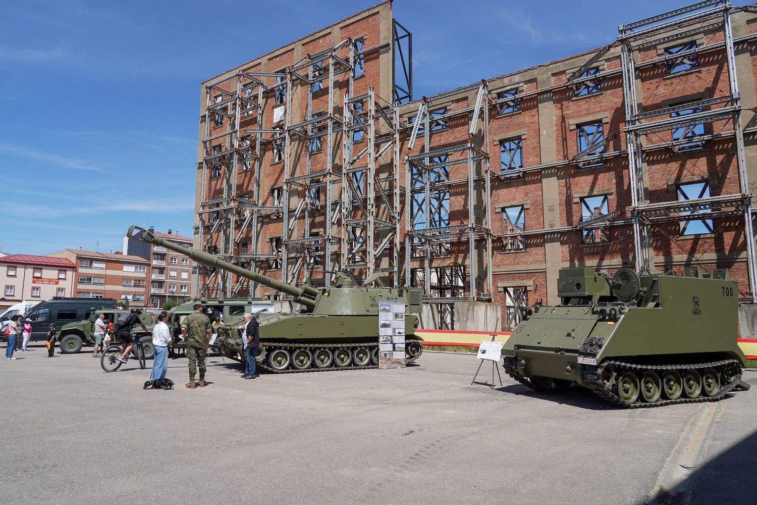 Celebración del Día de las Fuerzas Armadas en León | Campillo / ICAL