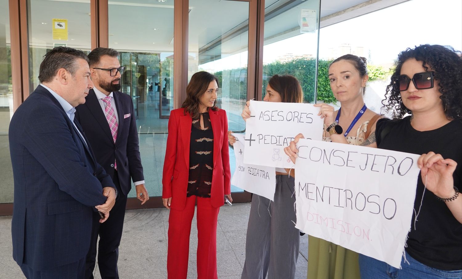 El portavoz de UPL Luis Mariano Santos conversa con las personas que han sido expulsadas de la tribuna de invitados del hemiciclo de las Cortes al reclamar la dimisión del consejero de Sanidad | Miriam Chacón / ICAL