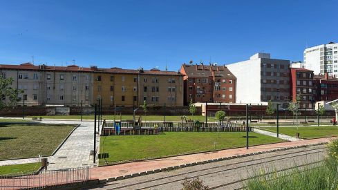 UPL denuncia falta de sombra y accesos en el parque infantil del nuevo entorno de FEVE en León