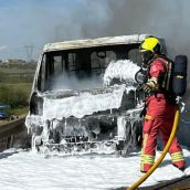 Los Bomberos de León sofocan un coche en llamas en la AP-71 entre León y Astorga
