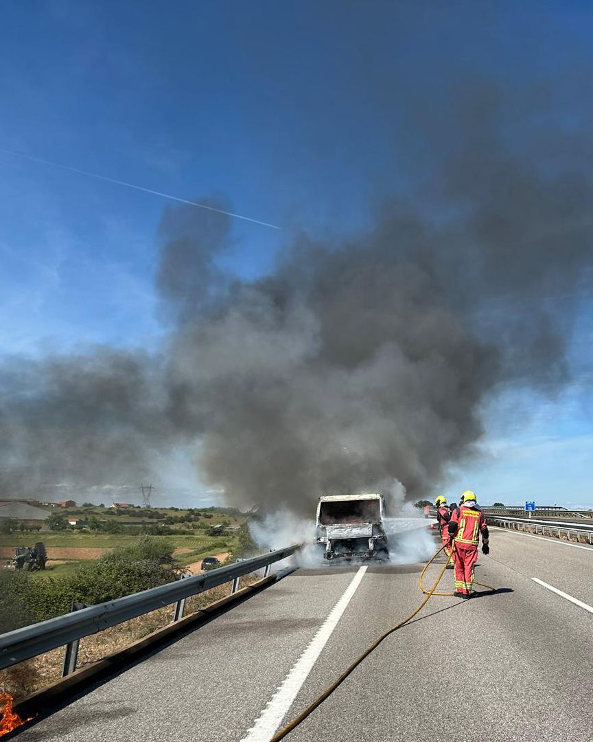 Incendio de furgoneta en la AP-71 entre León y Astorga | Bomberos de León
