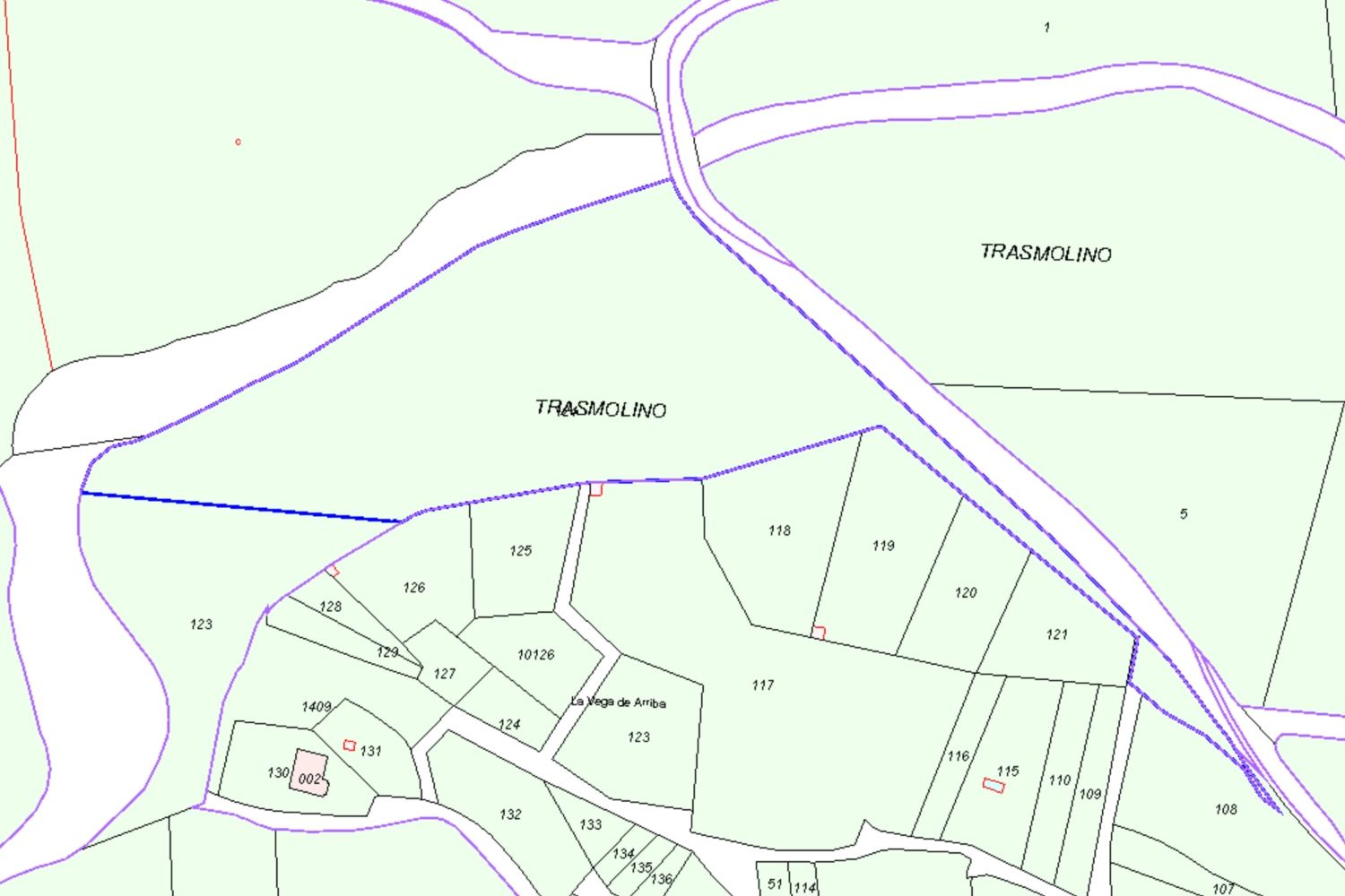 Parcela (bordeada con azul oscuro) en que la Junta Vecinal de Murias de Pedredo construirá una tirolina infantil