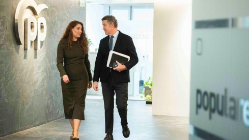 La presidenta del PP en la provincia de León, Ester Muñoz, y el presidente del PP a nivel nacioanl, Alberto Núñez Feijoo 