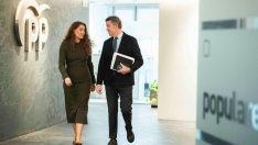 La presidenta del PP en la provincia de León, Ester Muñoz, y el presidente del PP a nivel nacioanl, Alberto Núñez Feijoo 