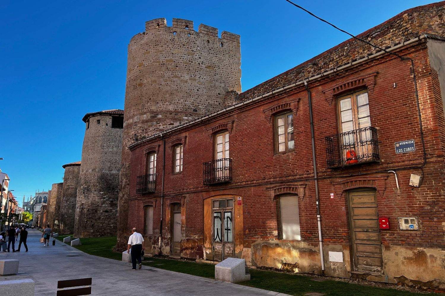Patrimonio autoriza demolición de un edificio que revela un nuevo tramo de la muralla de León