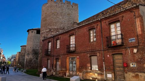 Patrimonio autoriza demolición de un edificio que revela un nuevo tramo de la muralla de León