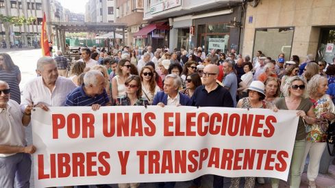 Más de un centenar de médicos se concentran para pedir unas elecciones “limpias y transparentes” en el Colegio Oficial de León | Campillo / ICAL Más de un centenar de médicos se concentran para pedir unas elecciones “limpias y transparentes” en el Colegio Oficial de León | Campillo / ICAL