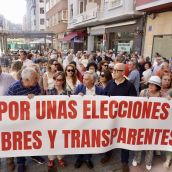 Más de un centenar de médicos se concentran para pedir unas elecciones “limpias y transparentes” en el Colegio Oficial de León | Campillo / ICAL