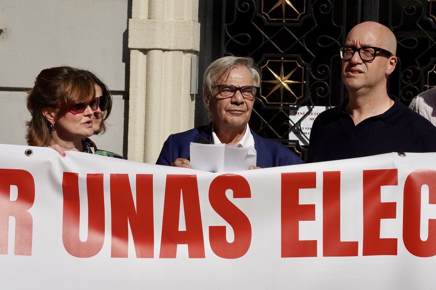 Más de un centenar de médicos se concentran para pedir unas elecciones “limpias y transparentes” en el Colegio Oficial de León | Campillo / ICAL Más de un centenar de médicos se concentran para pedir unas elecciones “limpias y transparentes” en el Colegio Oficial de León | Campillo / ICAL