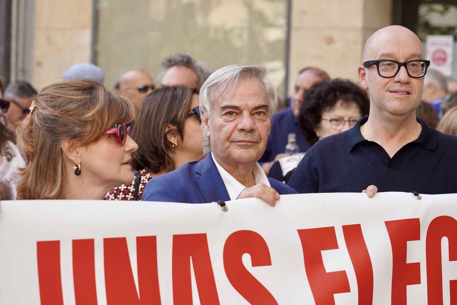 Más de un centenar de médicos se concentran para pedir unas elecciones “limpias y transparentes” en el Colegio Oficial de León | Campillo / ICAL Más de un centenar de médicos se concentran para pedir unas elecciones “limpias y transparentes” en el Colegio Oficial de León | Campillo / ICAL