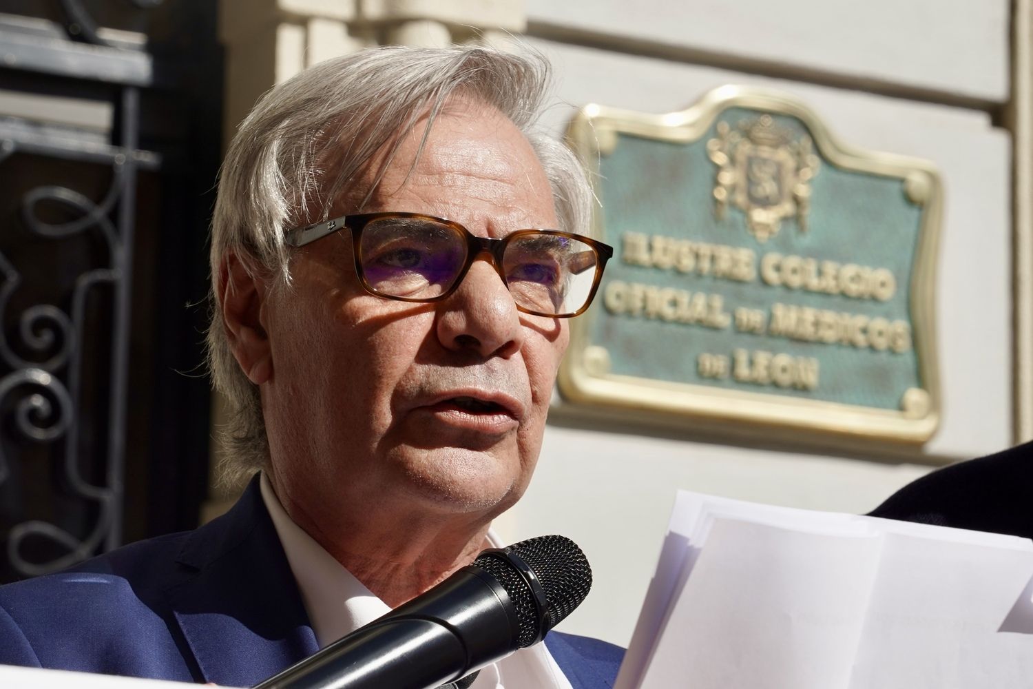 Más de un centenar de médicos se concentran para pedir unas elecciones “limpias y transparentes” en el Colegio Oficial de León | Campillo / ICAL Más de un centenar de médicos se concentran para pedir unas elecciones “limpias y transparentes” en el Colegio Oficial de León | Campillo / ICAL