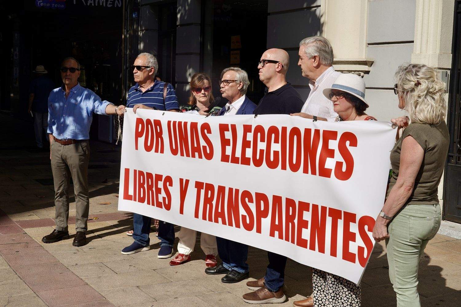 Más de un centenar de médicos se concentran para pedir unas elecciones “limpias y transparentes” en el Colegio Oficial de León | Campillo / ICAL Más de un centenar de médicos se concentran para pedir unas elecciones “limpias y transparentes” en el Colegio Oficial de León | Campillo / ICAL