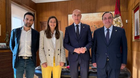La ingeniera aeroespacial leonesa Laura González reconocida en la capital antes de su misión simulada a Marte 