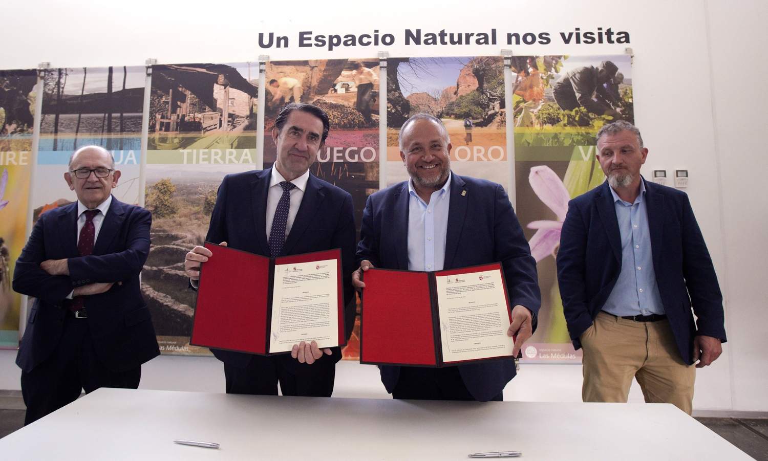 César Sánchez / ICAL . El consejero de Medio Ambiente, Vivienda y Ordenación del Territorio, Juan Carlos Suárez-Quiñones, y el presidente de la Diputación de León, Gerardo Álvarez Courel