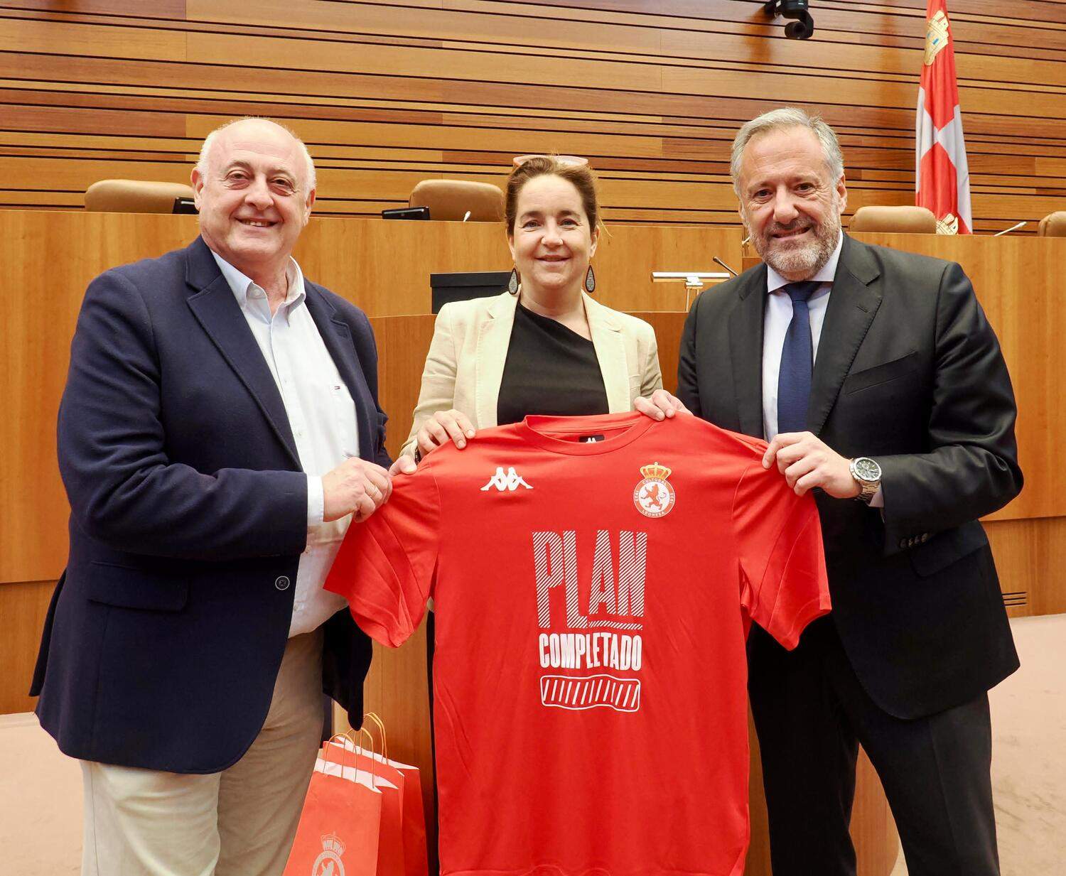 Goyo Chamorro, Natichu Alvarado y Carlos Pollán en el recibimiento a la Cultural Leonesa por el ascenso a Segunda División