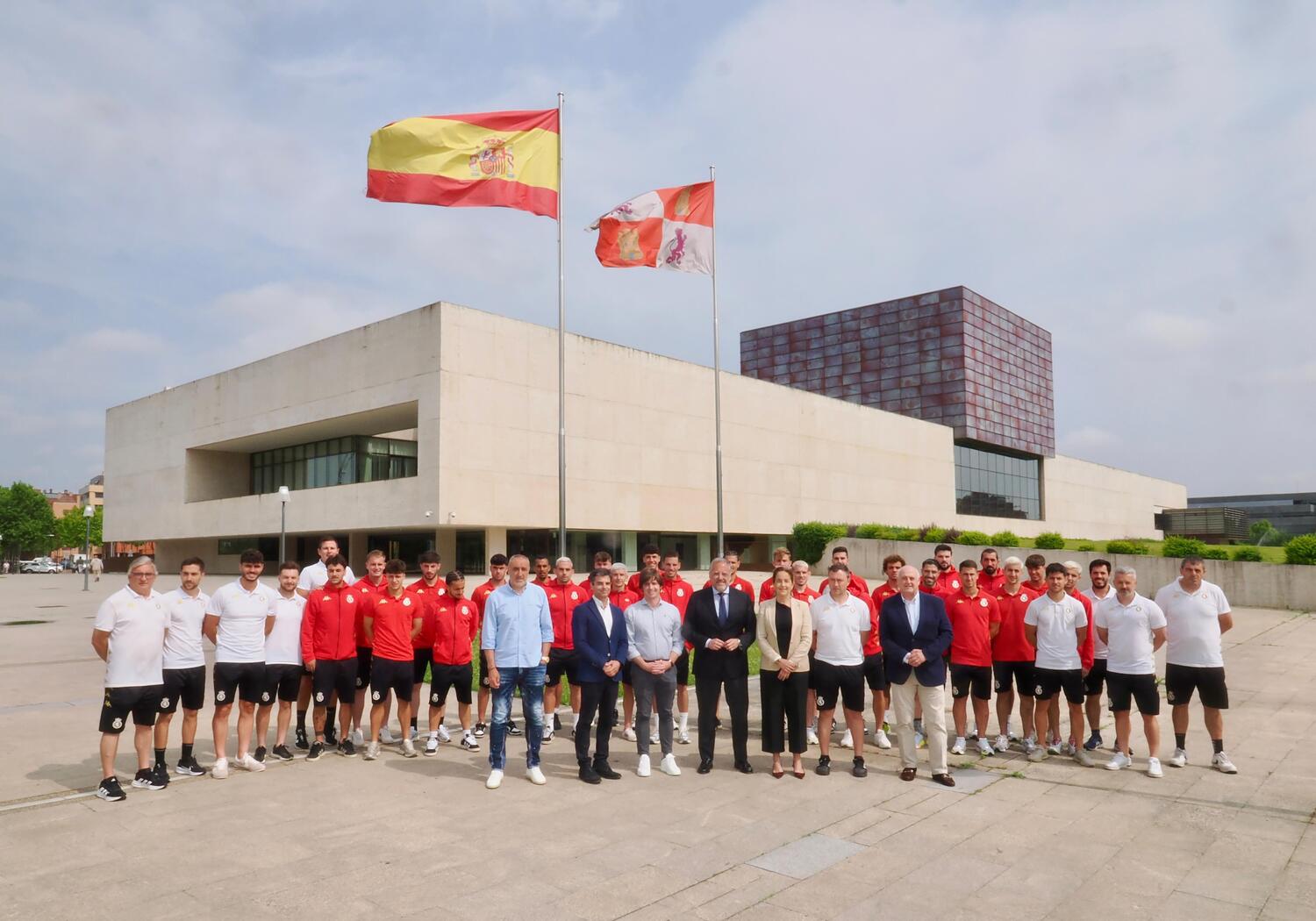 Recibimiento a la Cultural y Deportiva Leonesa en las Cortes de Castilla y León