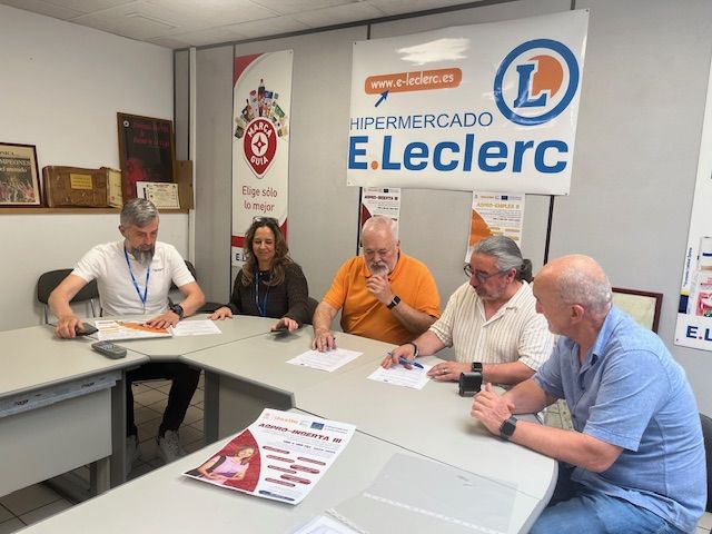 Firma del convenio entre el E.Leclerc de Trobajo del Camino y Asprona-León