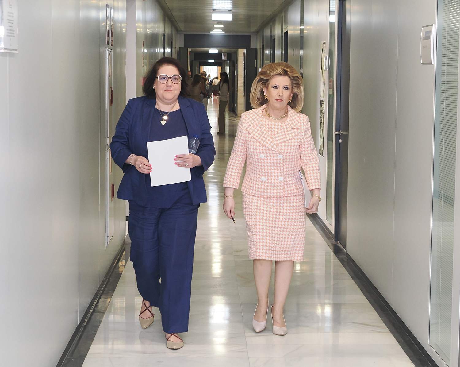 R. Valtero / ICAL. La gerente regional de Salud, Violeta Martínez Pindado, y la directora general de Personal y Desarrollo Profesional, Sonsoles García Rodríguez,