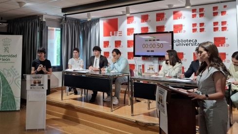 La ULE celebra un debate académico sobre fumar en espacios públicos con la victoria del equipo en contra de la prohibición