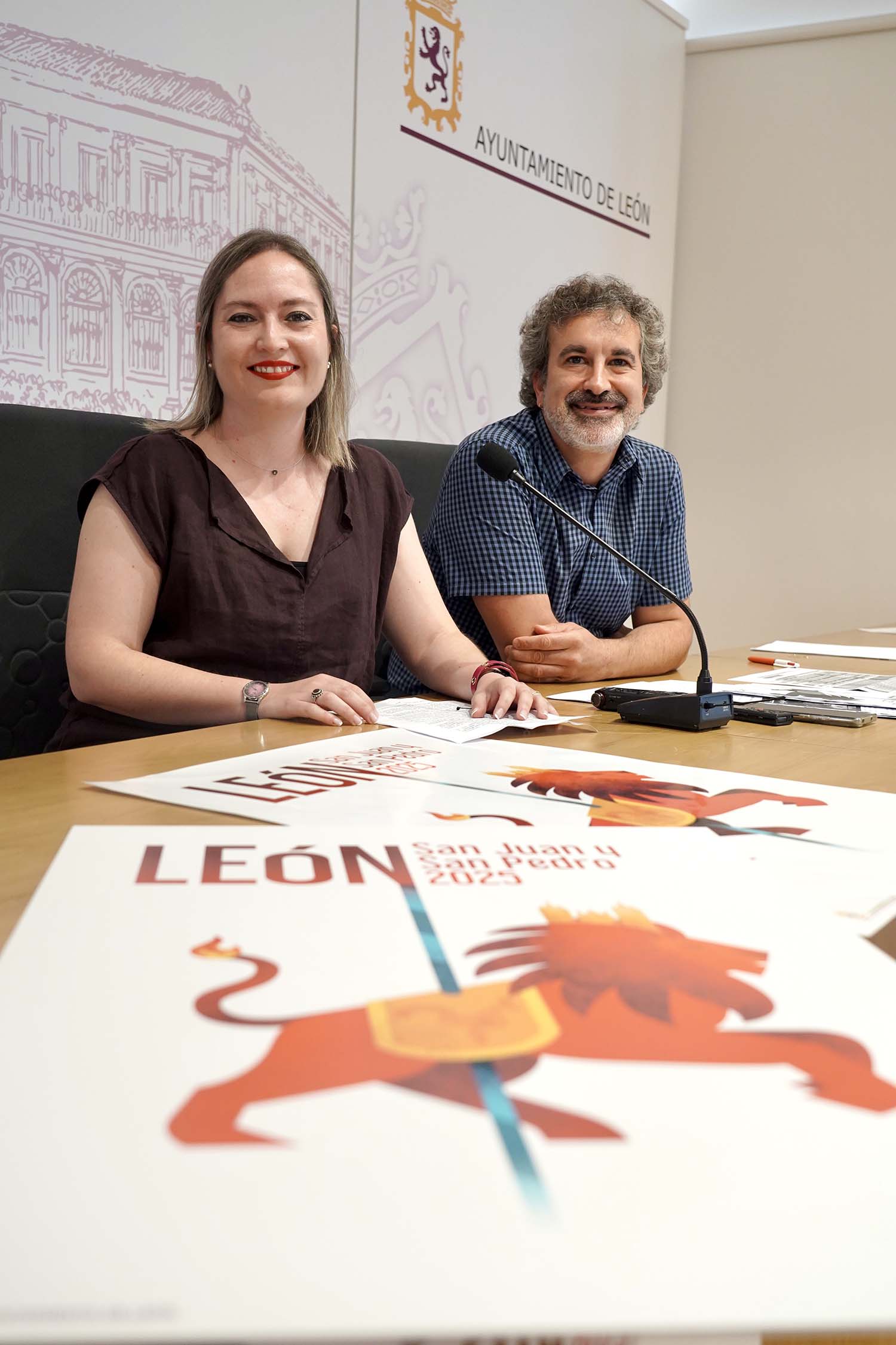 Campillo ICAL. La concejala de Fiestas, Camino Orejas, y el técnico municipal, Óskar Álvarez, presentan la programación de las fiestas de San Juan y San Pedro 2025