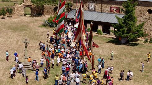 El Santuario de Castrotierra (León) celebra la fiesta de las Pascuas.