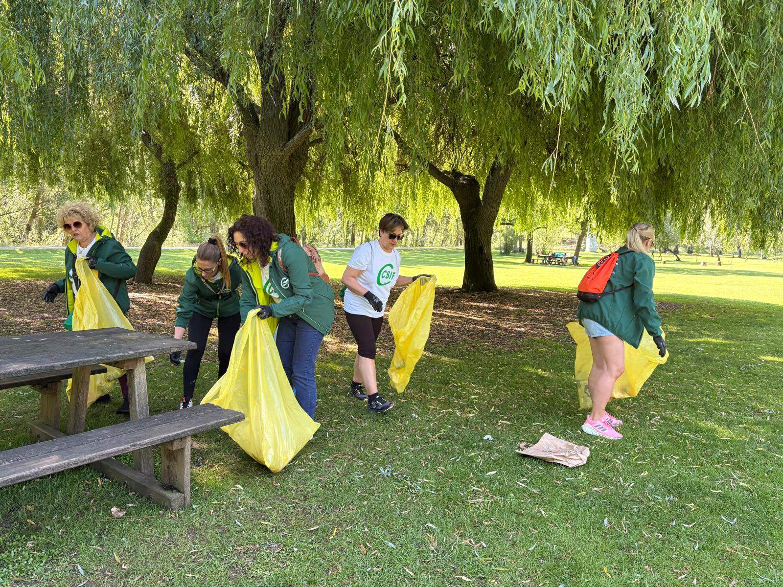 Voluntarios leoneses recogen basura en espacios naturales con motivo del Día Mundial del Medio Ambiente dentro del Proyecto Libera (1)