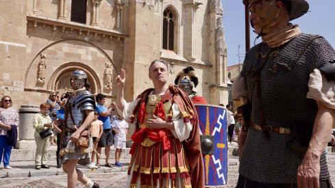 Campillo  ICAL . Acto del Natalicio en León con entrega del águila legionaria y ritual sacrificatorio, tras el desfile legionario 