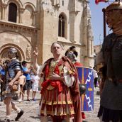 Campillo  ICAL . Acto del Natalicio en León con entrega del águila legionaria y ritual sacrificatorio, tras el desfile legionario 