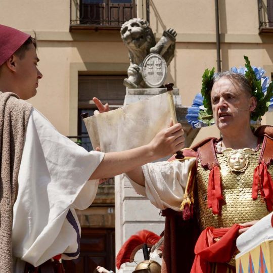 Acto del Natalicio en León con entrega del águila legionaria y ritual sacrificatorio, tras el desfile legionario | Carlos S. Campillo / ICAL