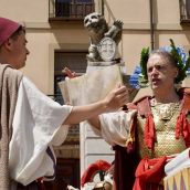 Acto del Natalicio en León con entrega del águila legionaria y ritual sacrificatorio, tras el desfile legionario | Carlos S. Campillo / ICAL