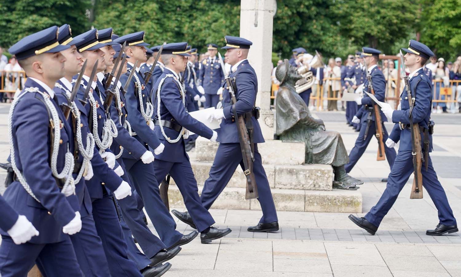 Campillo ICAL. Acto de entrega del título de Hijos Adoptivos de León a los alumnos de la Academia Básica del Aire y del Espacio de La Virgen del Camino (3)