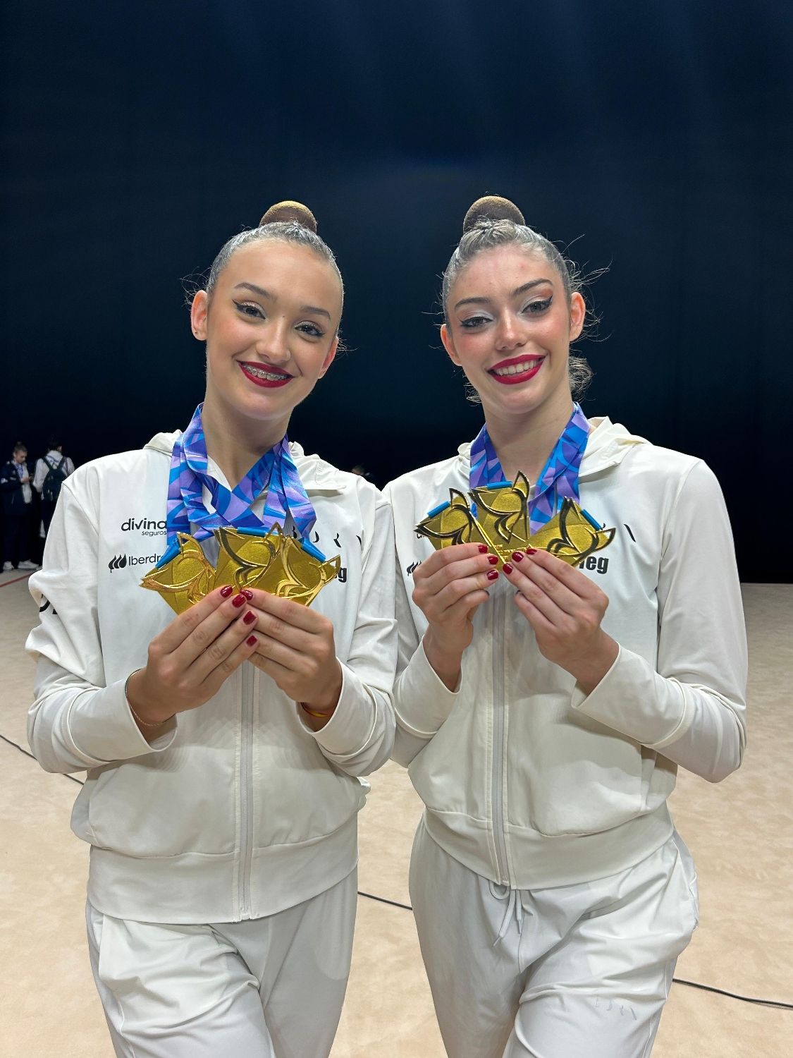 Andrea Corral y Andrea Fernández con las medallas conseguidas en el Campeonato de Europa disputado en Tallin (Estonia)