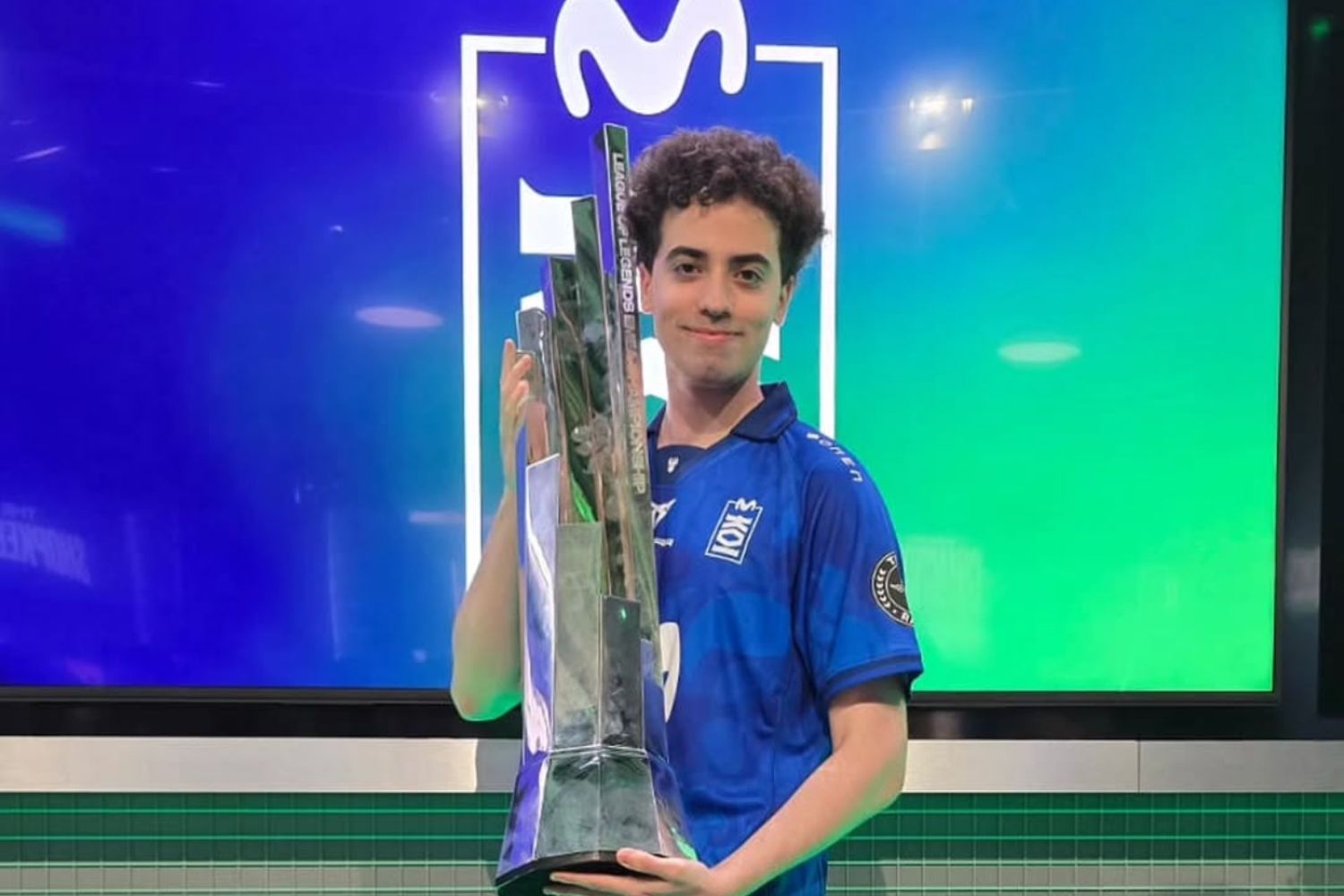 Alvaro Fernández del Amo con el trofeo de la LEC | IG: alvaro710_