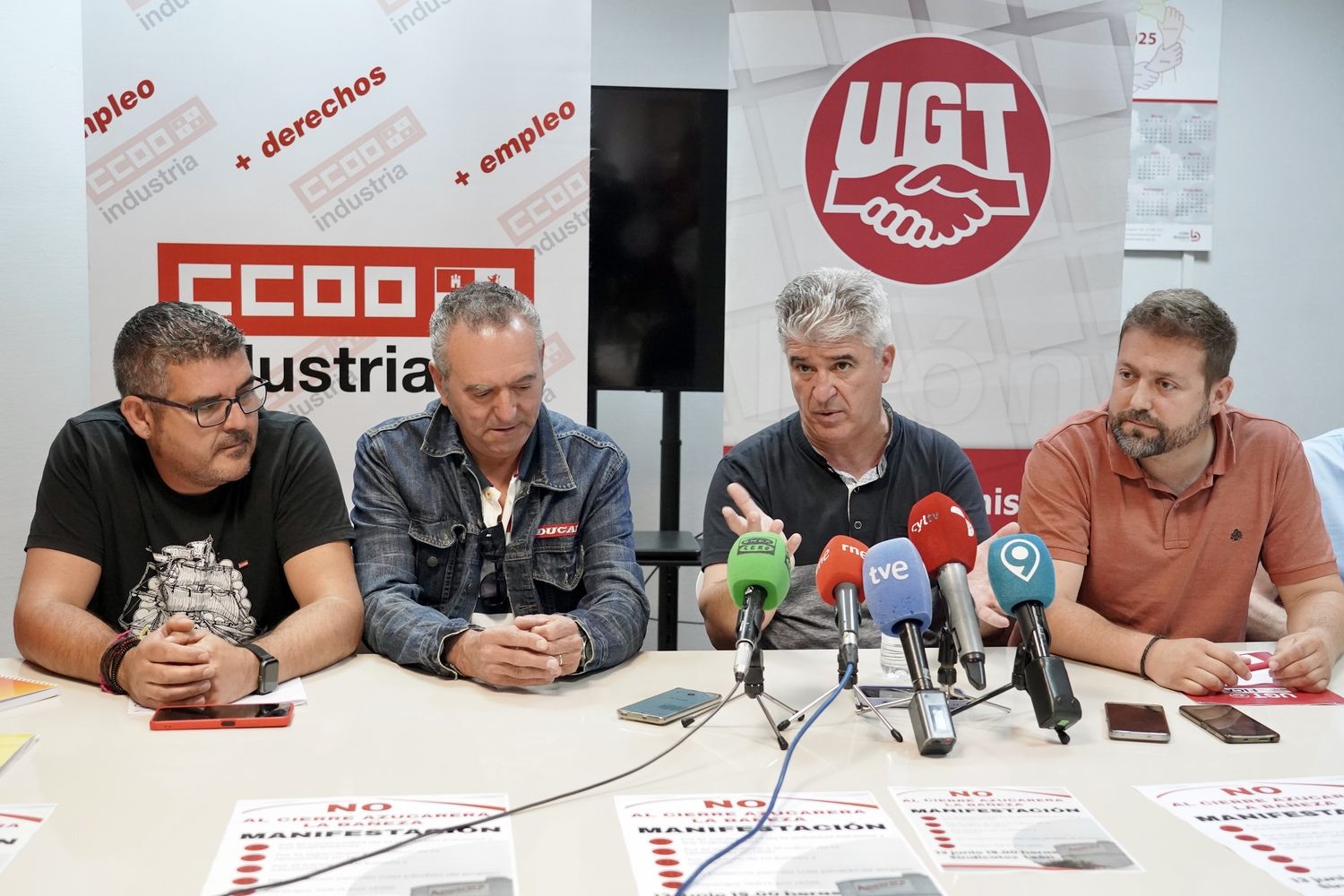 El comité de empresa de Azucarera La Bañeza comparece para anunciar próximas acciones de protesta | Campillo / ICAL