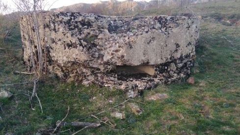 Vista exterior de un nido de ametralladora del bando republicano en Villamanín (León), en la Montaña leonesa | Grupo de Investigación Ruinas León 