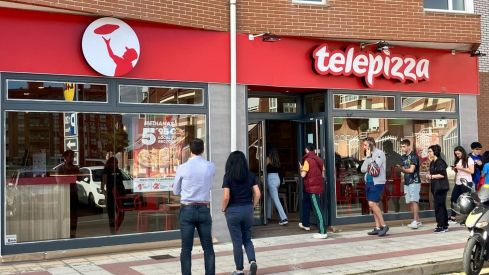 Telepizza reestrenó su local en Trobajo del Camino con porciones de pizza gratis para los clientes 