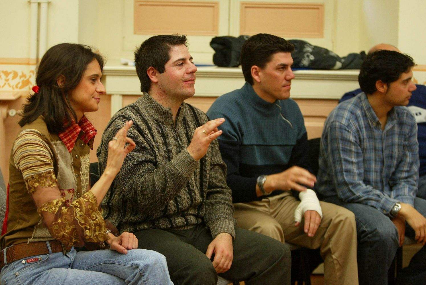 Imagen de archivo de un grupo de personas aprendiendo lenguaje de signos Imagen de archivo de un grupo de personas aprendiendo lenguaje de signos