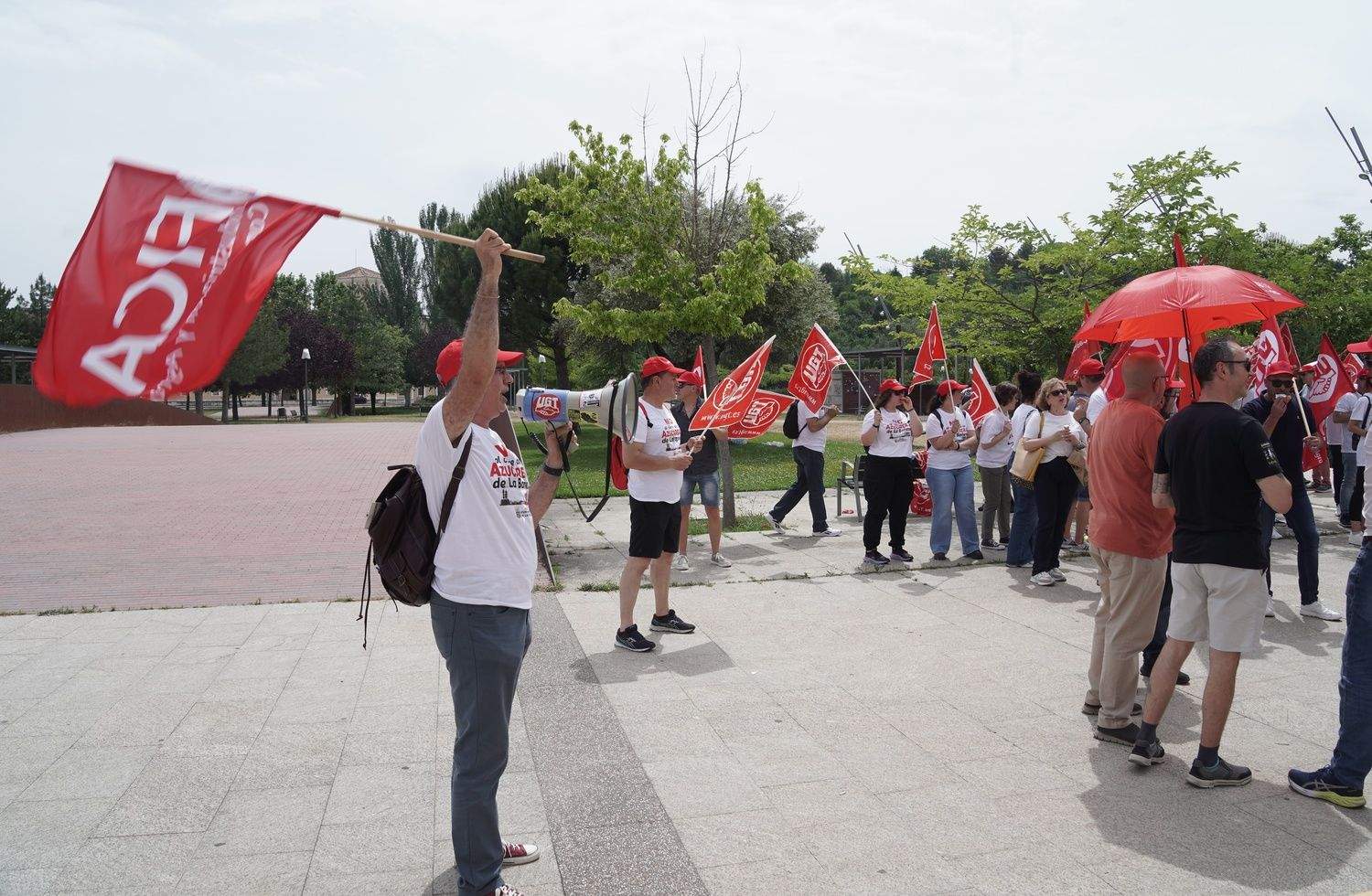  Trabajadores de Azucarera de conectan frente a la sede de las Cortes para defender sus puestos de trabajo | Rubén Cacho / ICAL