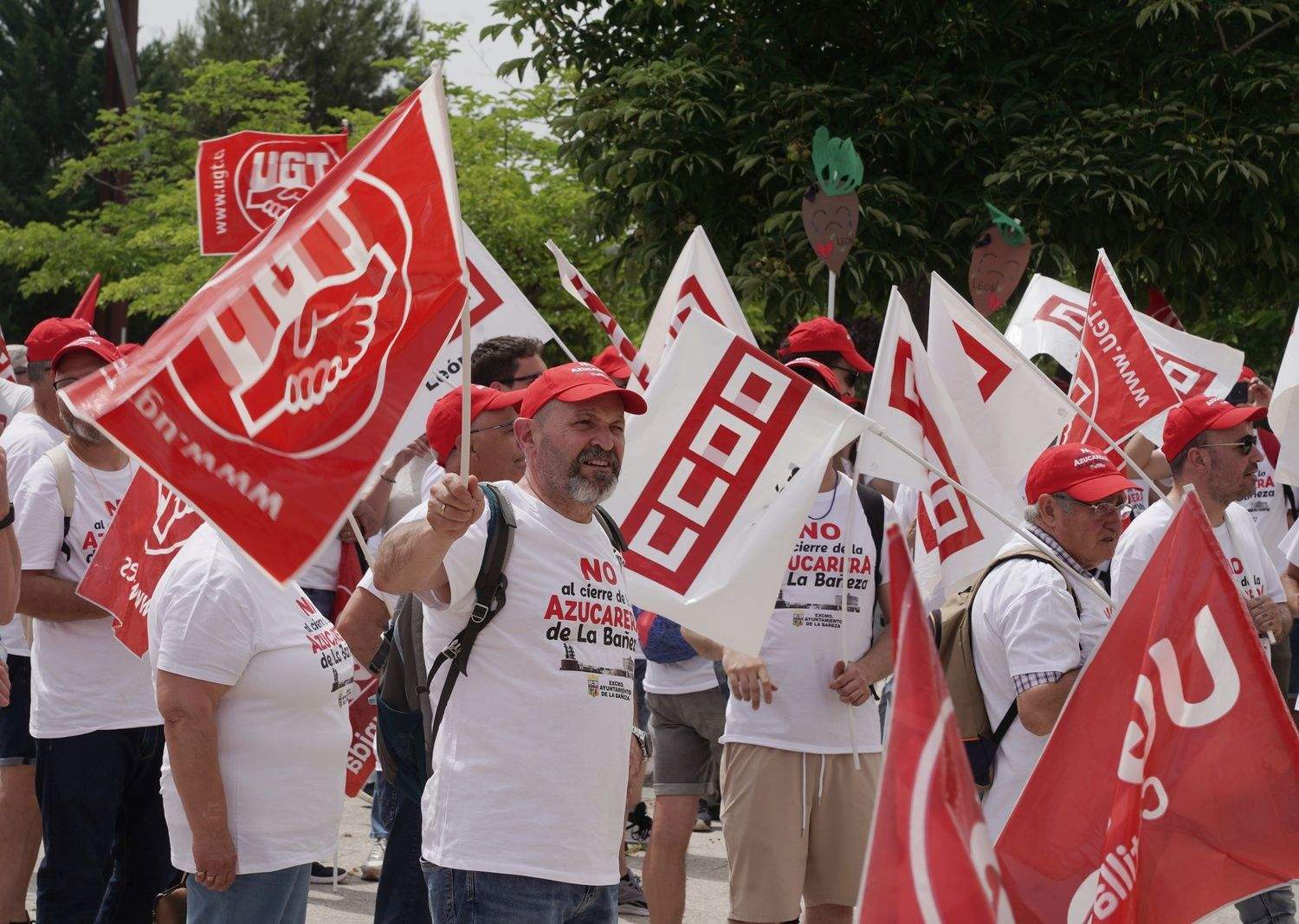  Trabajadores de Azucarera de conectan frente a la sede de las Cortes para defender sus puestos de trabajo | Rubén Cacho / ICAL