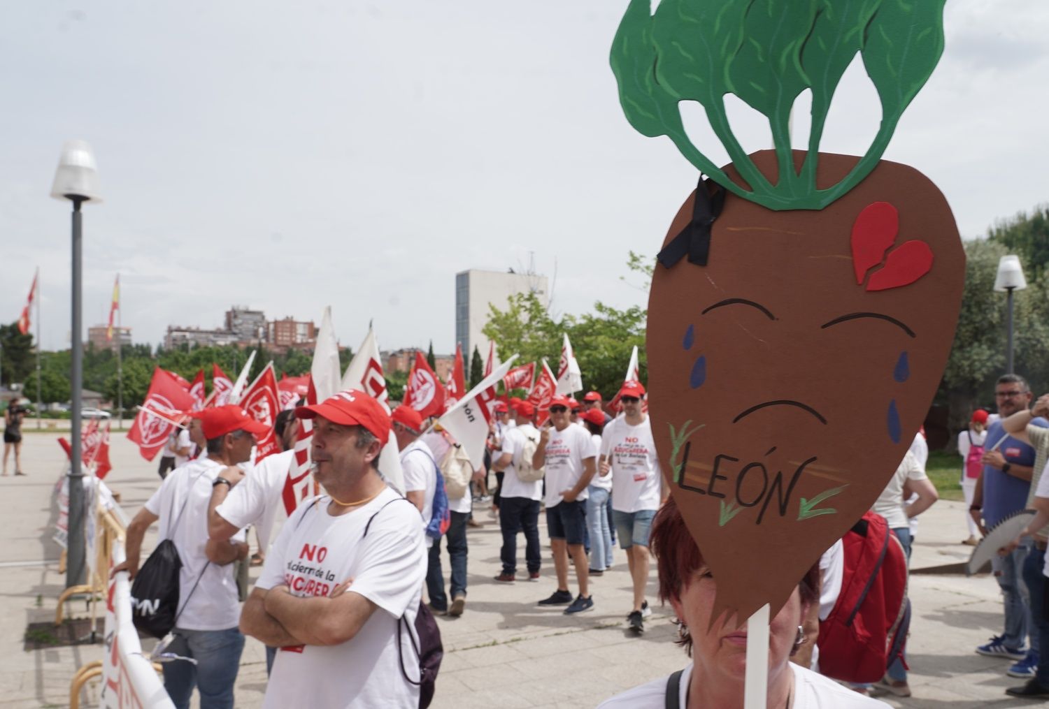  Trabajadores de Azucarera de conectan frente a la sede de las Cortes para defender sus puestos de trabajo | Rubén Cacho / ICAL