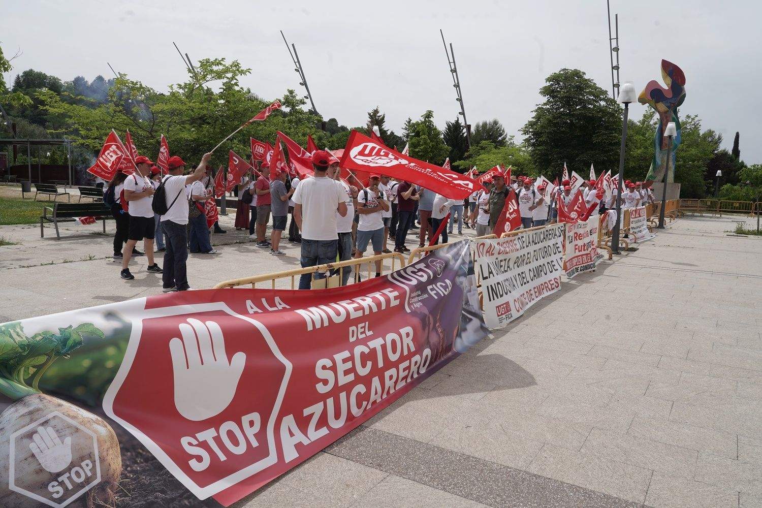  Trabajadores de Azucarera de conectan frente a la sede de las Cortes para defender sus puestos de trabajo | Rubén Cacho / ICAL