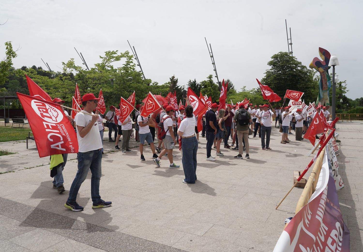  Trabajadores de Azucarera de conectan frente a la sede de las Cortes para defender sus puestos de trabajo | Rubén Cacho / ICAL