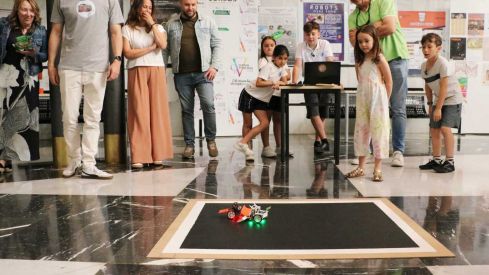 Futuros docentes diseñan y enfrentan robots 'Minisumo' en la Universidad de León