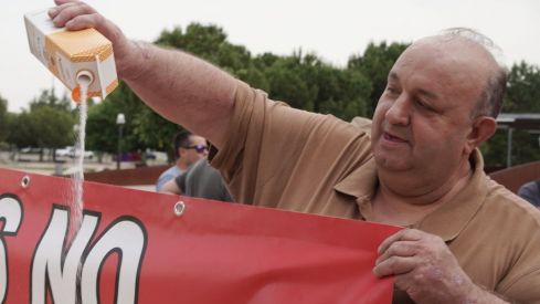 Juan Antonio Rodríguez, presidente de UCCL en León durante la concentración por el cierre de la Azucarera en La Bañeza frente a las Cortes de CyL | Rubén Cacho / ICAL