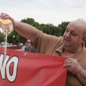 Juan Antonio Rodríguez, presidente de UCCL en León durante la concentración por el cierre de la Azucarera en La Bañeza frente a las Cortes de CyL | Rubén Cacho / ICAL